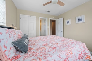 Signature House, 3 Bedrooms, Non Smoking, Pets allowed | 3 bedrooms, individually decorated, individually furnished - Waves and Rays (Gulf Shores)