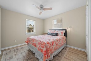 Signature House, 3 Bedrooms, Non Smoking, Pets Allowed | 3 bedrooms, individually decorated, individually furnished - Waves and Rays (Gulf Shores)