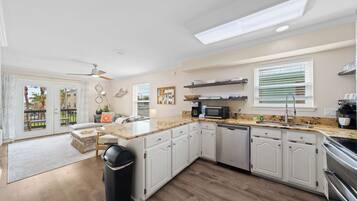 Signature House, 3 Bedrooms, Non Smoking, Pets Allowed | Private kitchen | Fridge, microwave, oven, stovetop