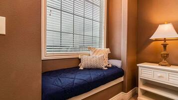 3 habitaciones, tabla de planchar con plancha, cuna de viaje y wifi