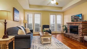 Een televisie, een open haard en een kantoor