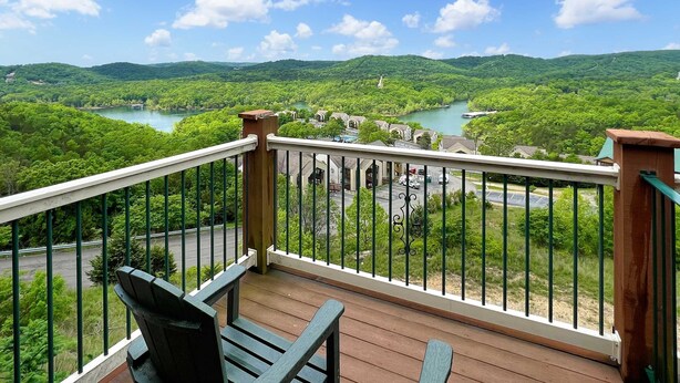 A balcony with a view of a river and green hills. - L 7-8 Beautiful views, clean, cozy and close to SDC (Branson)