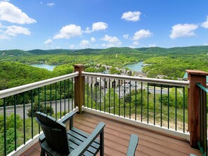 A balcony with a view of a river and green hills. - L 7-8 Beautiful views, clean, cozy and close to SDC (Branson)