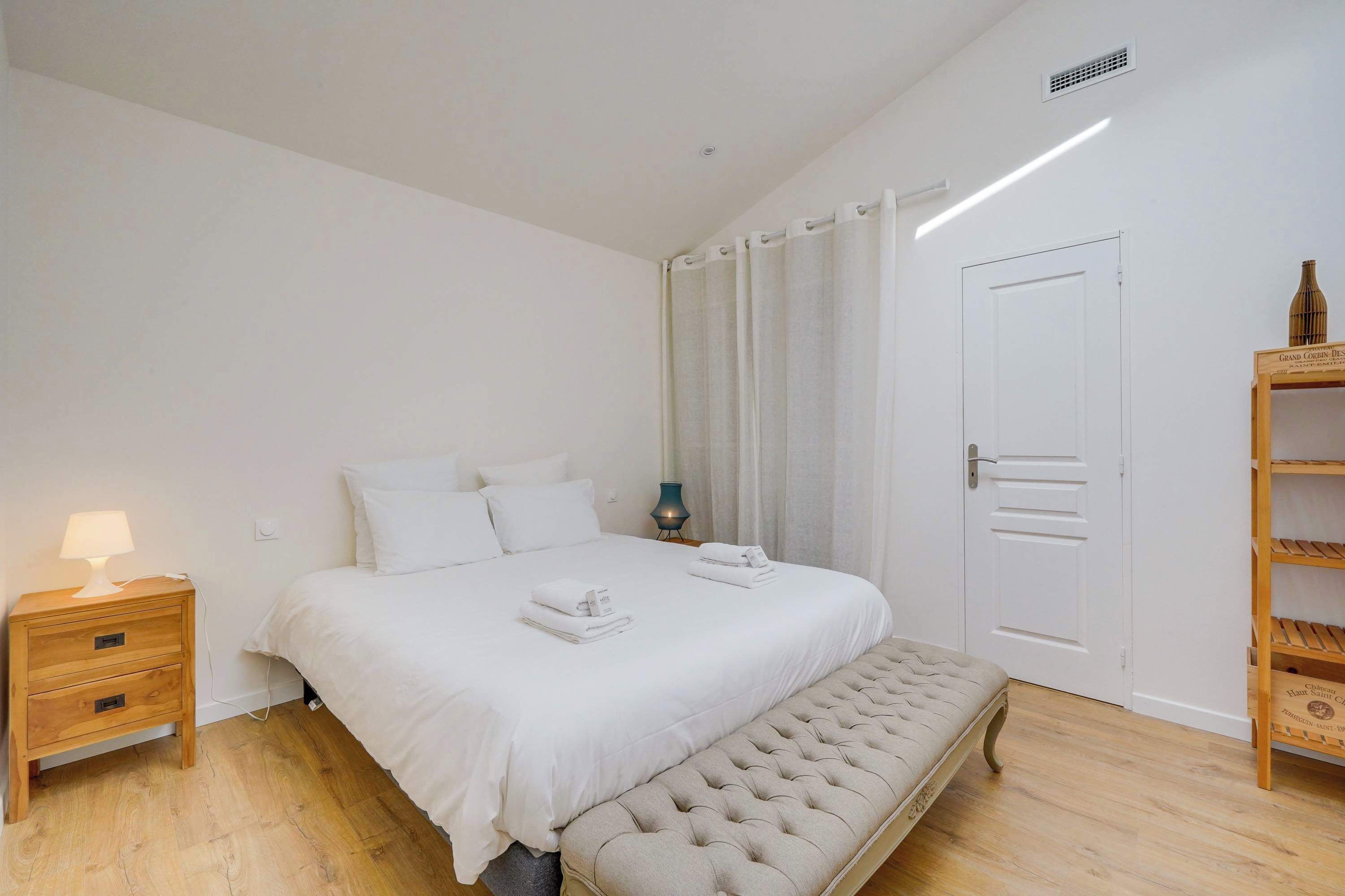 2 habitaciones, tabla de planchar con plancha, wifi y ropa de cama 