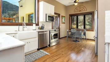 Een koelkast, een magnetron, een oven, een kookplaat