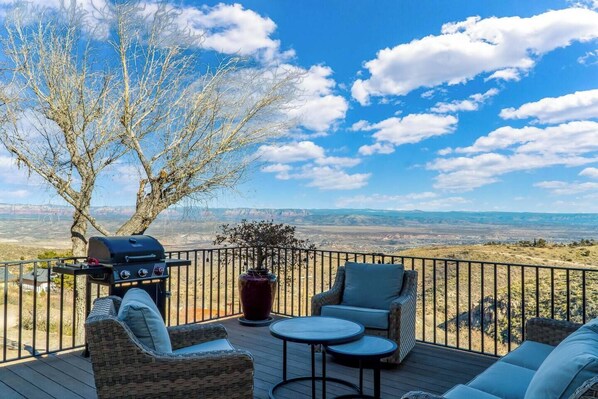 Property grounds - Historic Villa Sleeps 4 Red Rock Views by Sedona (Jerome)