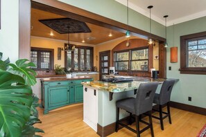 Fridge, microwave, oven, stovetop - Historic Villa Sleeps 4 Red Rock Views by Sedona (Jerome)