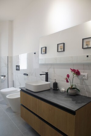 Een haardroger, een bidet, handdoeken, zeep