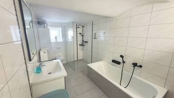 Een haardroger, handdoeken, zeep, toiletpapier