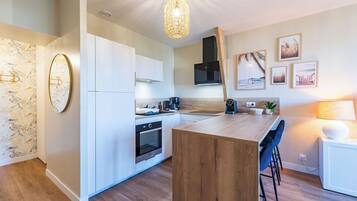 Een koelkast, een microgolfoven, een koffiezetapparaat/waterkoker