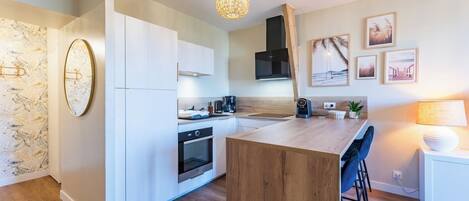 Kühlschrank, Mikrowelle, Wasserkocher mit Kaffee-/Teezubehör, Toaster