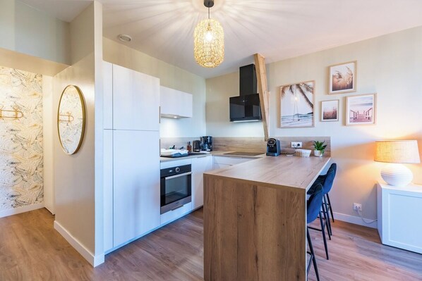 Een koelkast, een microgolfoven, een koffiezetapparaat/waterkoker