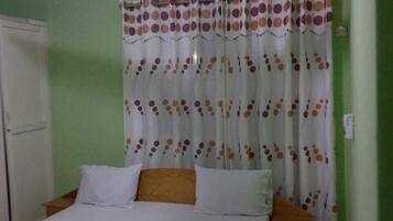 Habitación individual económica | Escritorio y wifi gratis