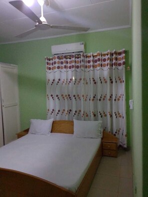 Economy Single Room | Desk, free WiFi - OBIBA JK GUEST HOUSE (Accra)