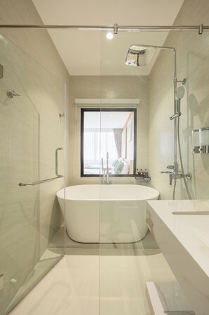 Familien-Studiosuite, Nichtraucher, Stadtblick | Badezimmer | Haartrockner, Handtücher, Seife, Shampoo