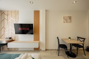 Deluxe-dobbeltværelse - byudsigt | Skrivebord, arbejdsområde til bærbare computere, gratis Wi-Fi