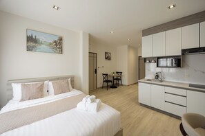 Familien-Suite, 2 Schlafzimmer | Schreibtisch, laptopgeeigneter Arbeitsplatz, kostenloses WLAN