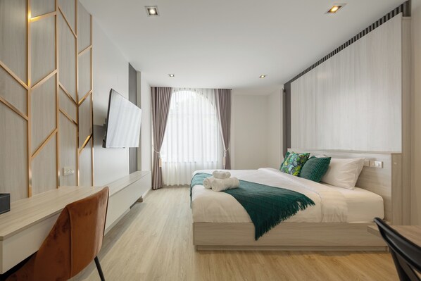 Desk, laptop workspace, free WiFi - Diff Apartel (Bangkok)