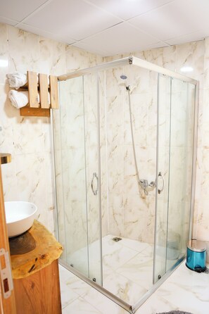 Regadera, amenidades de baño ecológicas, secadora de cabello, pantuflas 