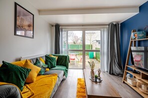 House | Living area | TV - Hillside Haven in Manchester (Manchester)