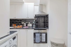 Kjøleskap, ovn, kokeplater og oppvaskmaskin