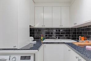 Fridge, oven, stovetop, dishwasher