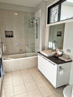 Douche, séchoir à cheveux, serviettes fournies