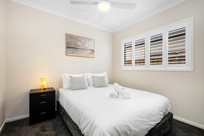 3 bedrooms, iron/ironing board, WiFi, bed sheets - Rowands Residence, Mt Duneed (Mount Duneed)