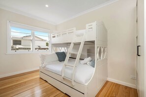 3 chambres, fer et planche à repasser, Wi-Fi, draps fournis