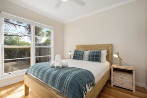 3 bedrooms, iron/ironing board, WiFi, bed sheets - 3BR Cozy Cottage - Minutes From Torquay's Beaches (Torquay)