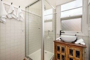 Douche, sèche-cheveux, serviettes fournies