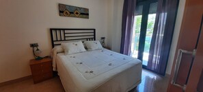 1 bedroom, iron/ironing board, bed sheets - Apartment next to the beach (Roquetas de Mar)