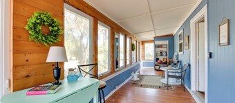 1 Mi to Fishing Pier: Apalachicola Bay Getaway!