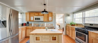 1 Mi to Fishing Pier: Apalachicola Bay Getaway!