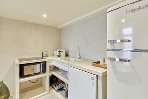 Fridge, microwave, dishwasher, coffee/tea maker