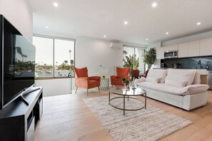 テレビ、書斎 / ワークスペース