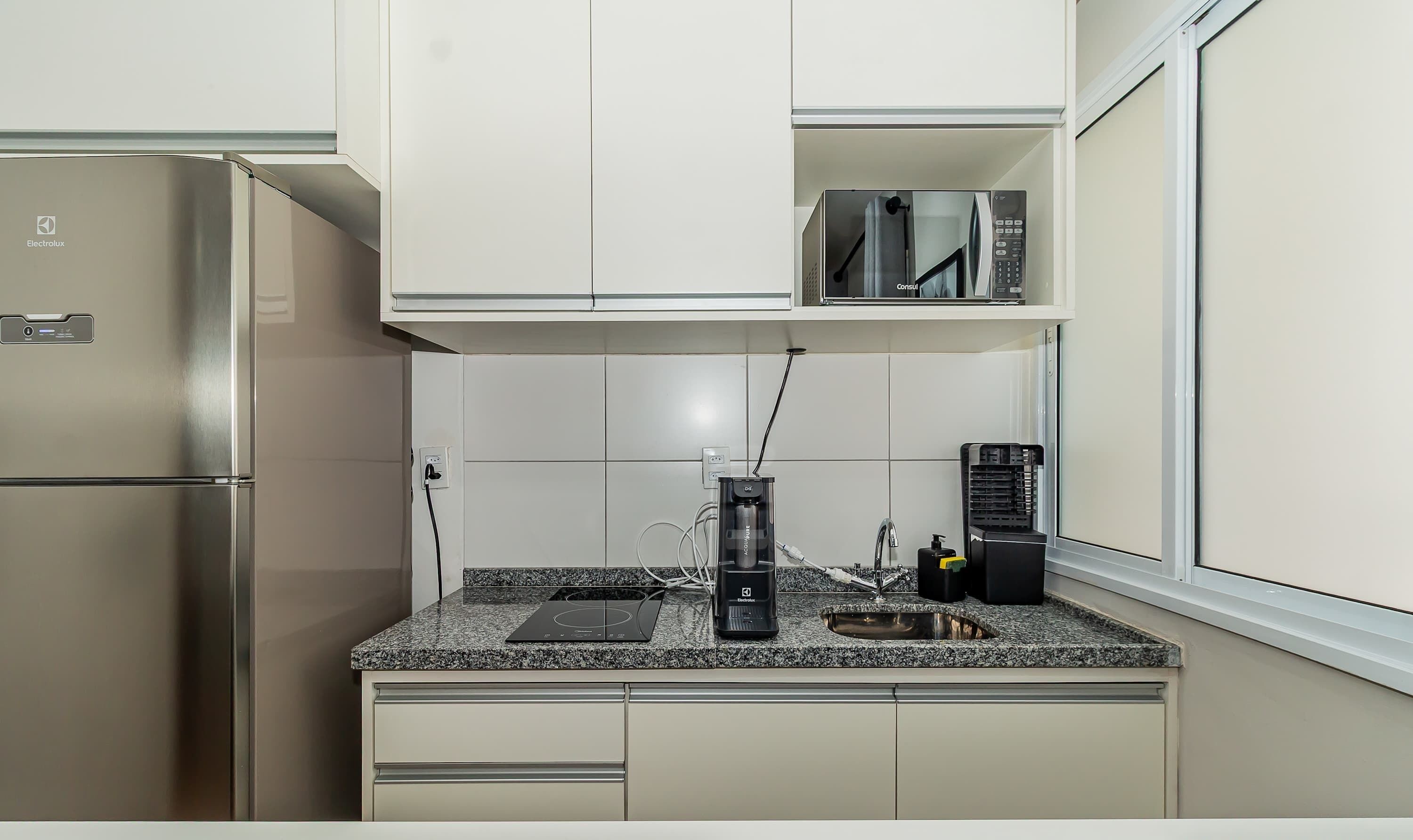 Fogão, cooktop, talheres/pratos/utensílios de cozinha