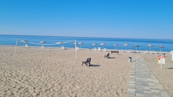 På stranden, liggestole, badehåndklæder