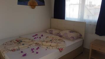 3 bedrooms, in-room safe, desk, travel cot