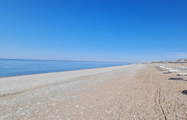 På stranden, liggestole, badehåndklæder