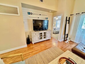 2 室のベッドルーム、デスク、アイロン / アイロン台、旅行用ベビーベッド