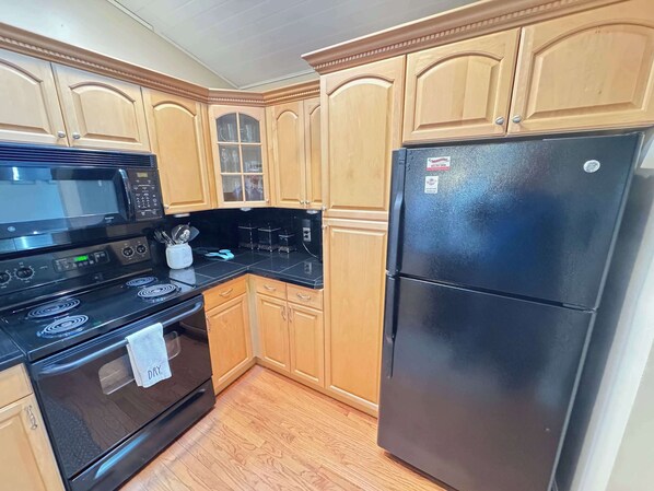 冷蔵庫、電子レンジ、オーブン、コンロ