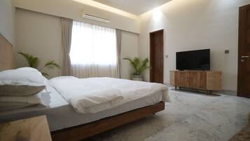 4 bedrooms, iron/ironing board, WiFi, bed sheets