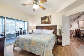 2 bedrooms, iron/ironing board, travel cot, WiFi - Greenside Hideaway - In the heart of Branson! (Branson)