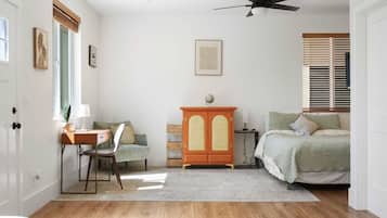 Escritorio, tabla de planchar con plancha, wifi y ropa de cama