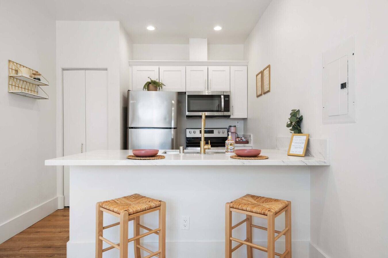 Réfrigérateur, four à micro-ondes, un four, surface de cuisson