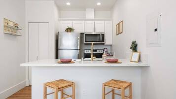 Réfrigérateur, four à micro-ondes, un four, surface de cuisson