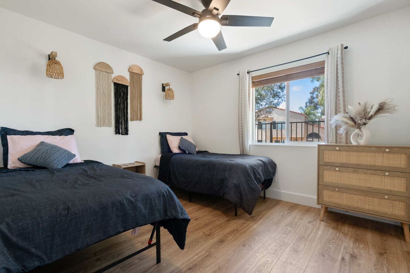 Desk, iron/ironing board, WiFi, bed sheets