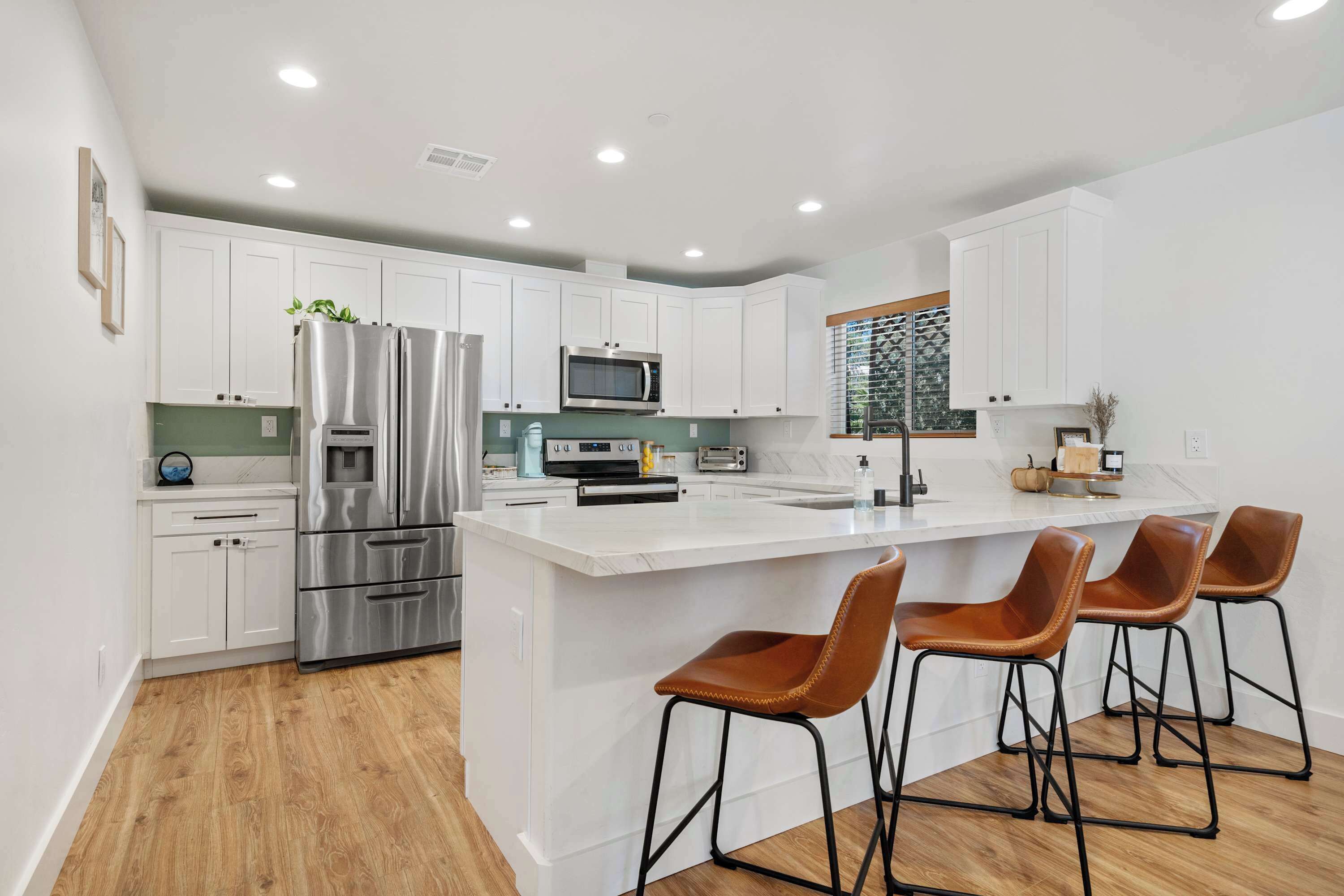 Kjøleskap, mikrobølgeovn, ovn og kokeplater