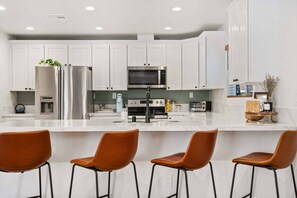 Een koelkast, een microgolfoven, een oven, een kookplaat